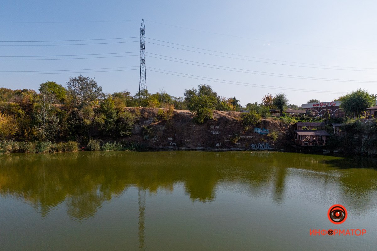 Отражается в воде