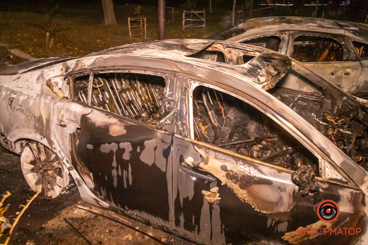 Машины практически полностью выгорели