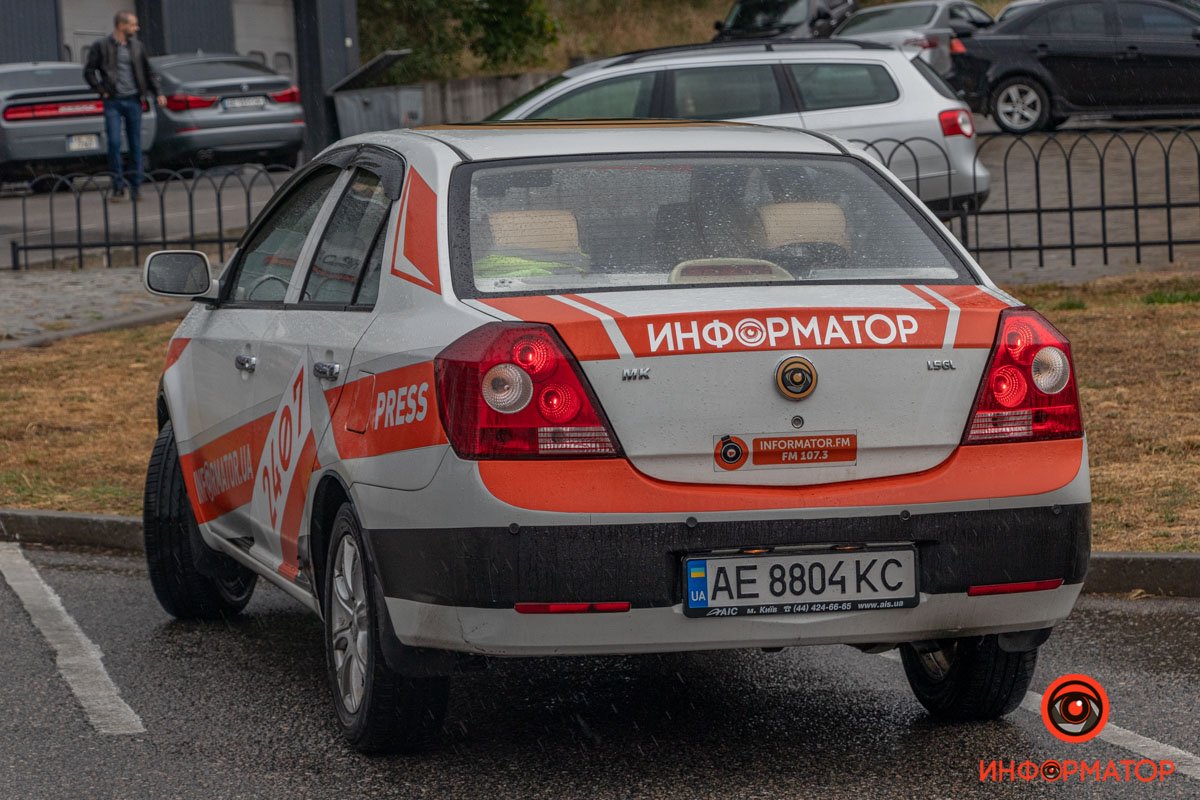 Велосипедистка двигалась по тротуару Велосипедистка двигалась по тротуару