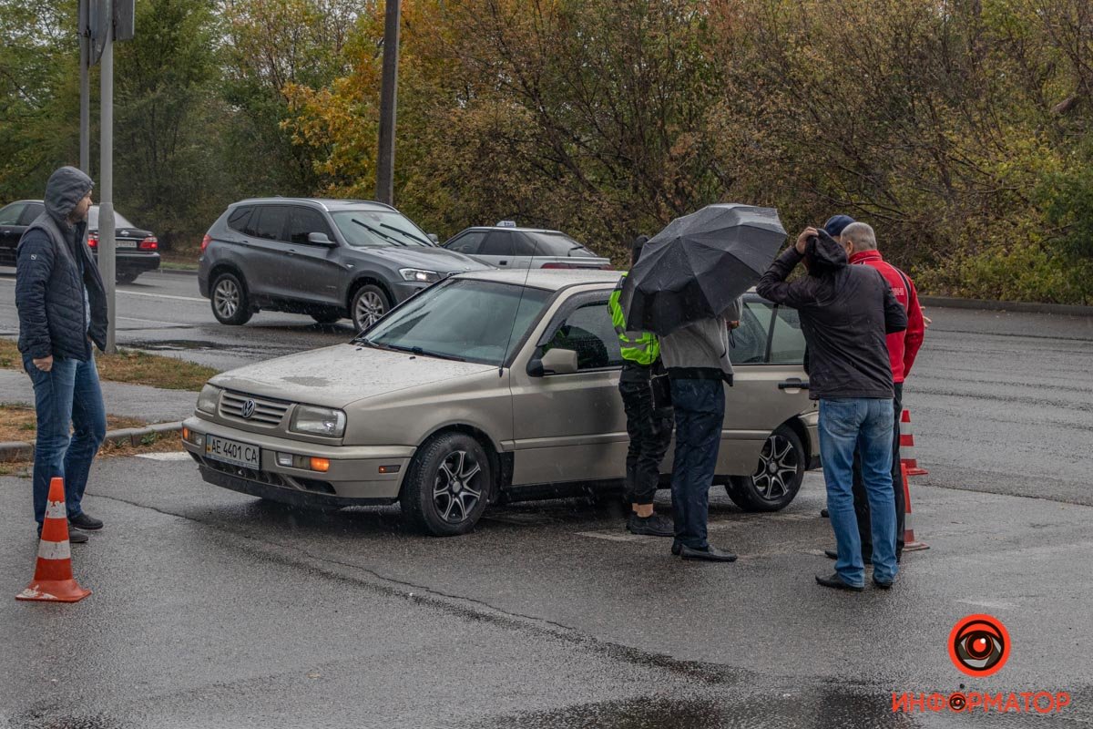 Подъехав к пешеходному переходу, она не спустилась с велосипеда, а поехала на нем дальше Подъехав к пешеходному переходу, она не спустилась с велосипеда, а поехала на нем дальше