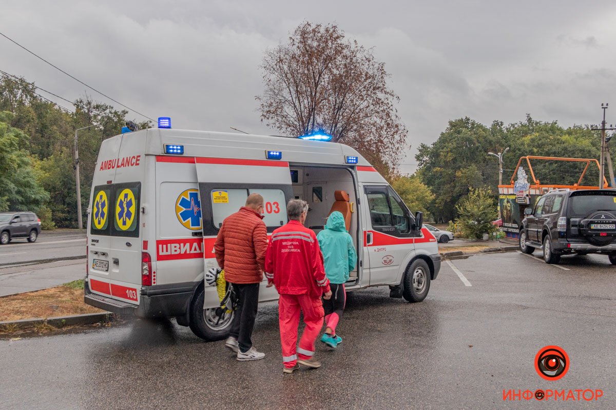 Медики оказали ей первую помощь на месте, после чего забрали в 16-ю городскую больницу Медики оказали ей первую помощь на месте, после чего забрали в 16-ю городскую больницу