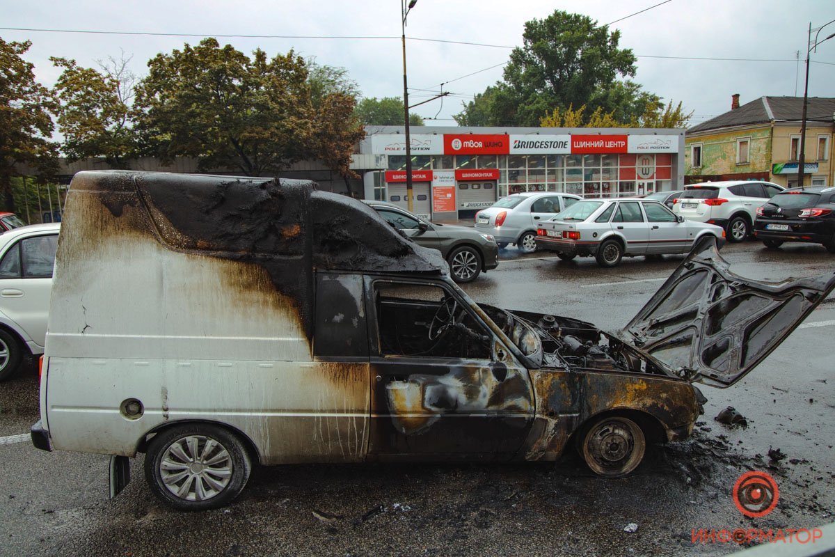 Увидел дым и почувствовал едкий запах гари Увидел дым и почувствовал едкий запах гари