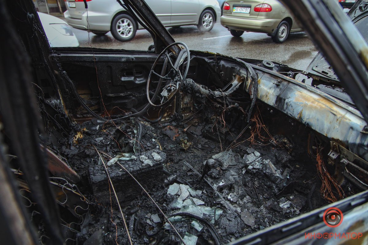 Мужчина успел остановиться, скинуть передачу и откатить машину подальше от других Мужчина успел остановиться, скинуть передачу и откатить машину подальше от других