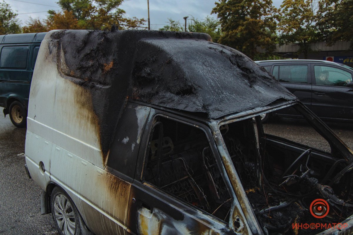 Огонь охватил переднюю часть авто Огонь охватил переднюю часть авто