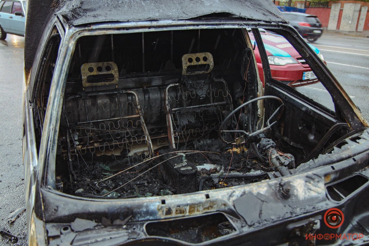 Автомобиль стоит в крайней правой полосе недалеко от ТЦ «Наша Правда» Автомобиль стоит в крайней правой полосе недалеко от ТЦ «Наша Правда»