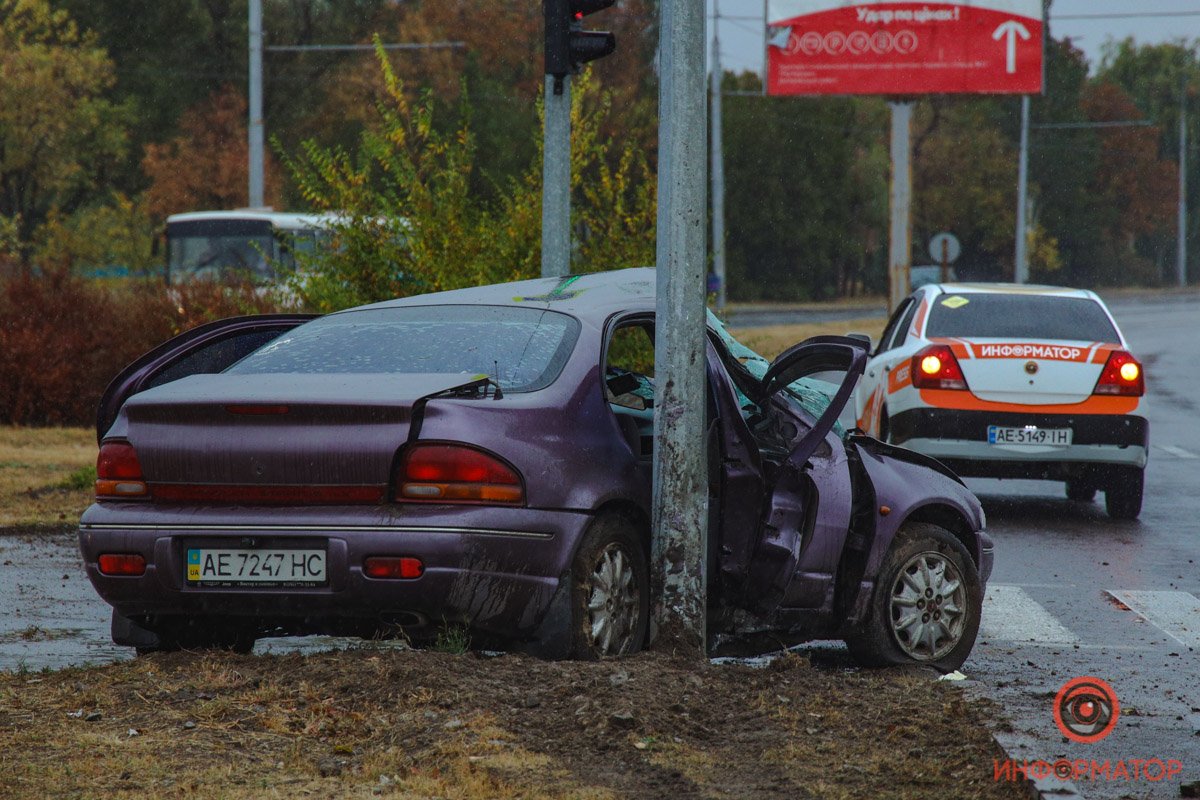 Chrysler врезался в столб