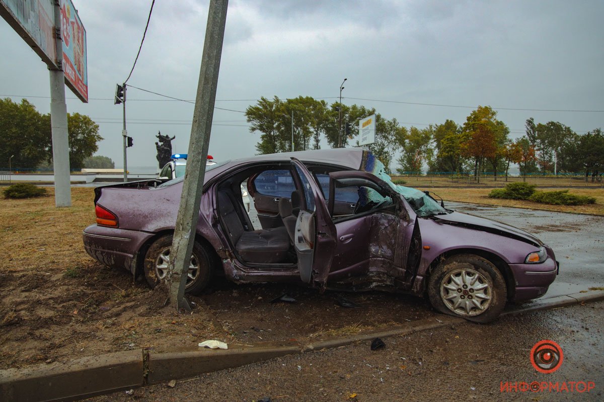 Автомобиль вылетел на газон и врезался в столб
