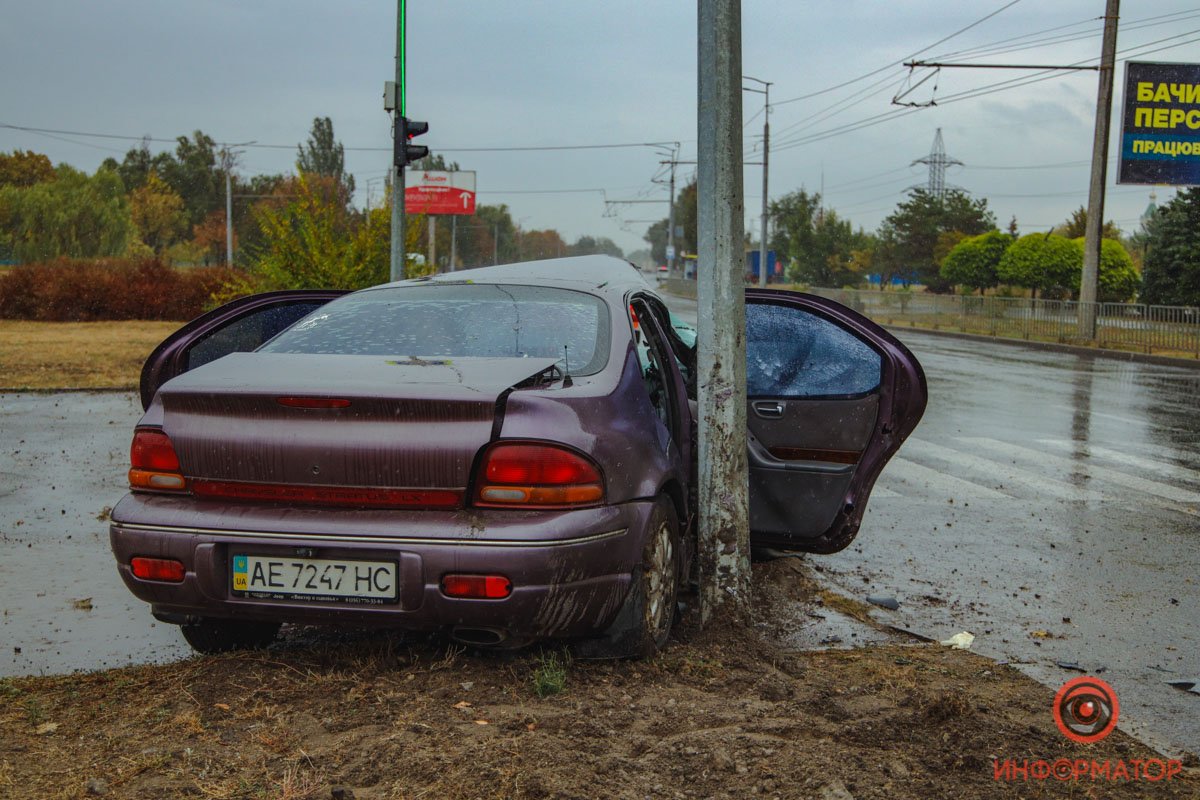 Предварительно, водитель зацепил колесом бордюр
