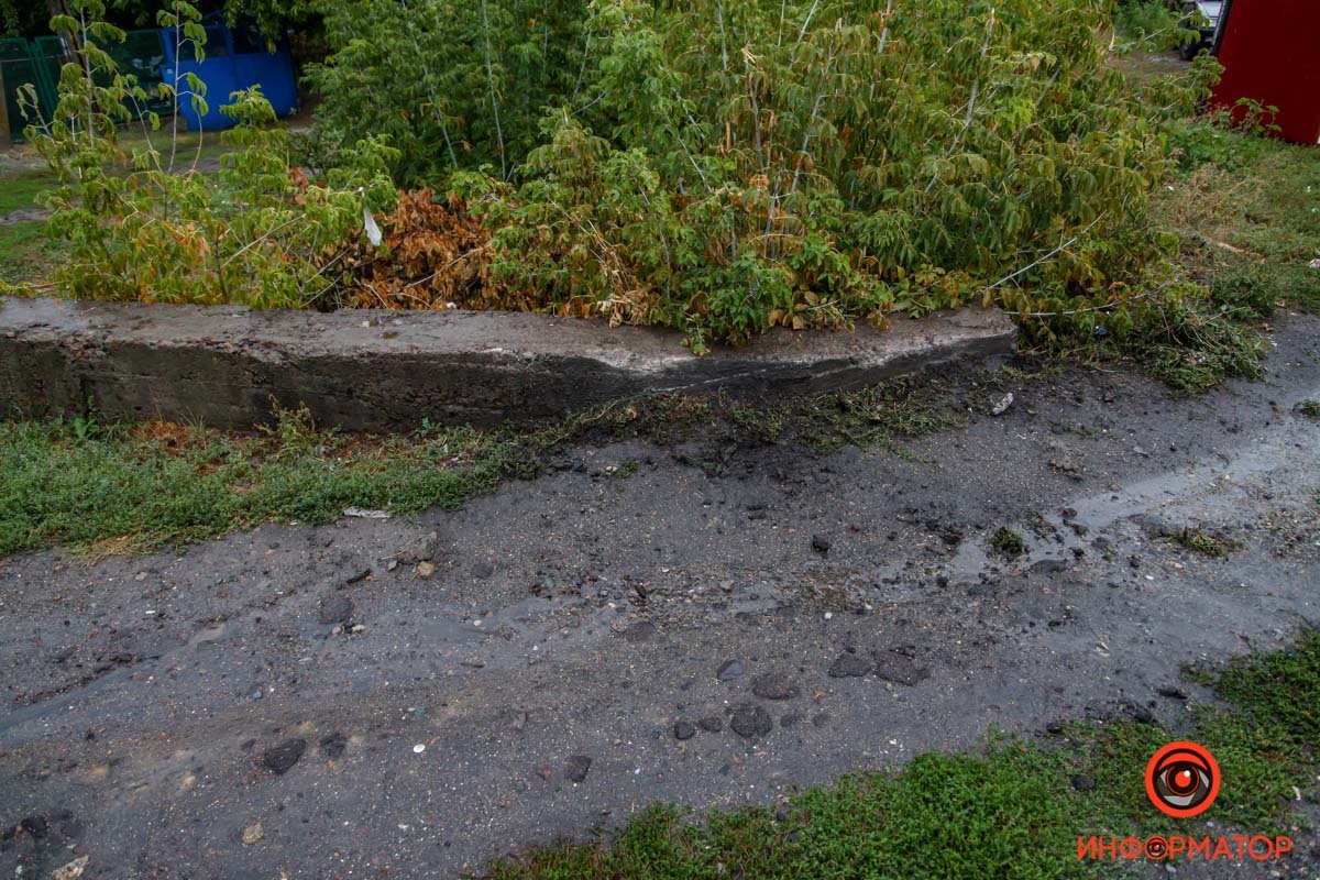 Предварительно, водитель не вошел в поворот и зацепил бетонный бордюр Предварительно, водитель не вошел в поворот и зацепил бетонный бордюр