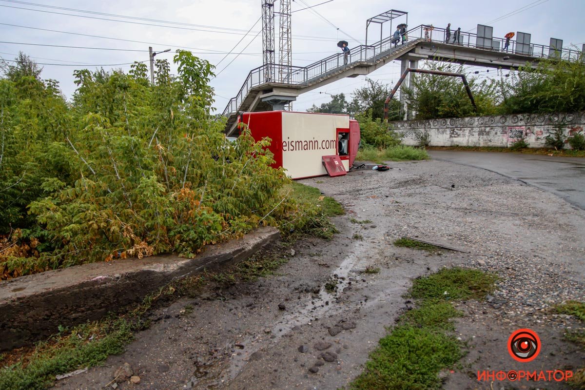 Грузовик перевернулся на бок Грузовик перевернулся на бок