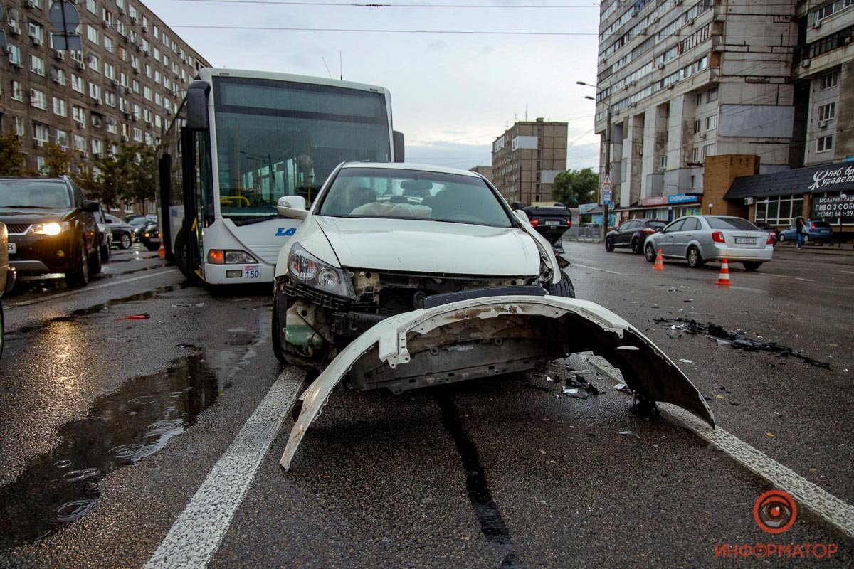 Audi лоб в лоб столкнулась с Honda Audi лоб в лоб столкнулась с Honda