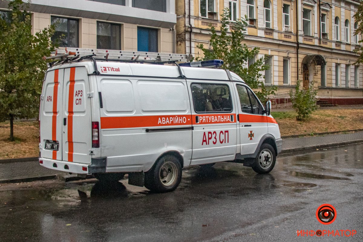 В районе больницы имени Руднева дерево упало на автомобиль В районе больницы имени Руднева дерево упало на автомобиль