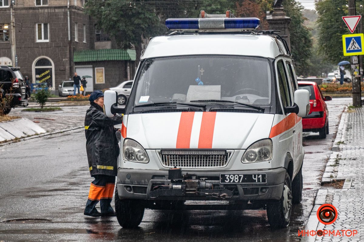 Дерево смяло капот и крышу авто Дерево смяло капот и крышу авто