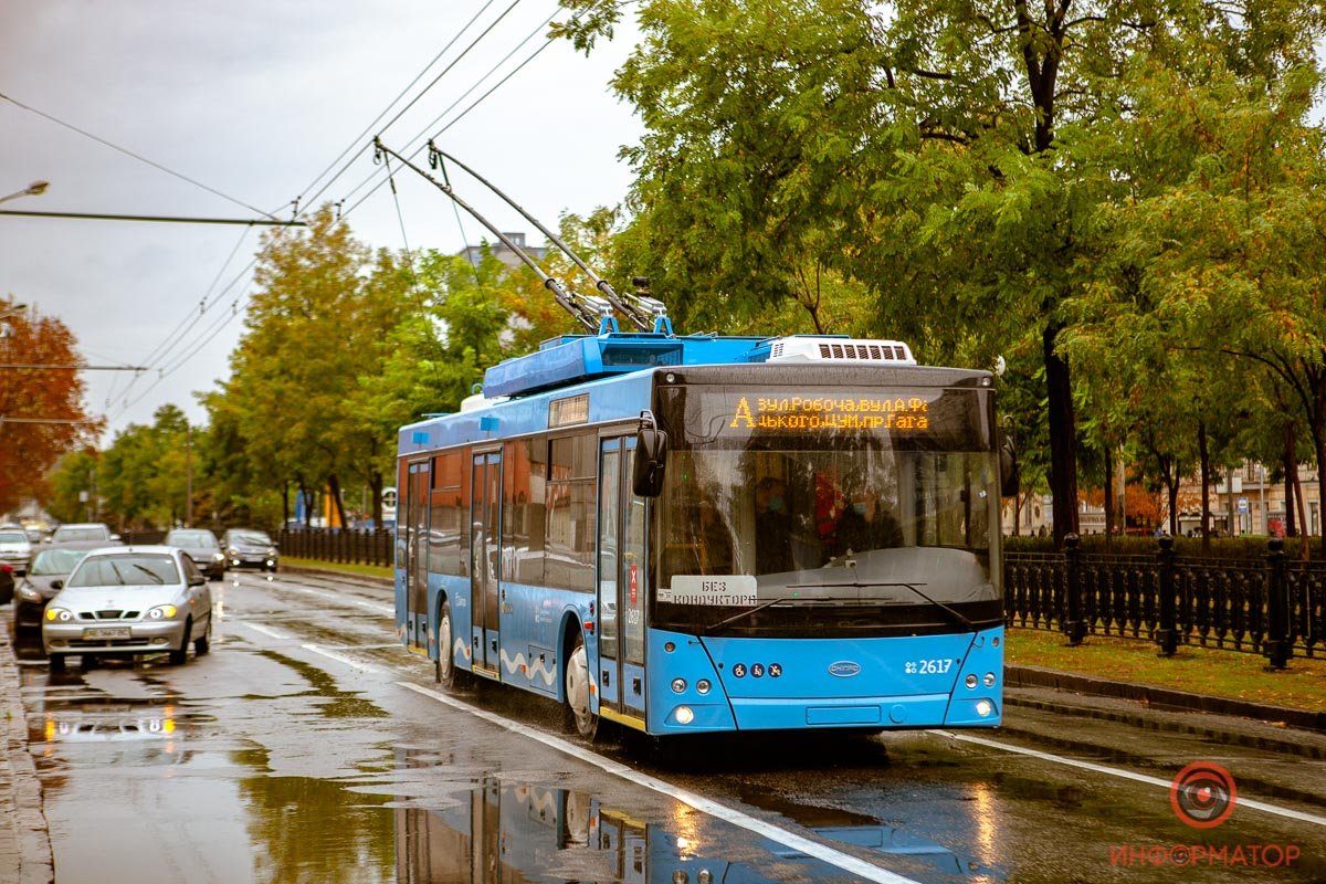 Новые троллейбусы в фирменной раскраске на центральном проспекте  Новые троллейбусы в фирменной раскраске на центральном проспекте