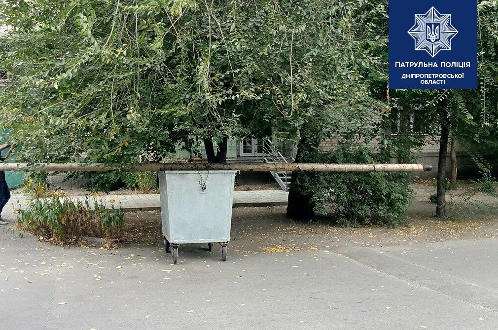 Трубу мужчины погрузили на мусорный бак, чтобы легче было везти Трубу мужчины погрузили на мусорный бак, чтобы легче было везти