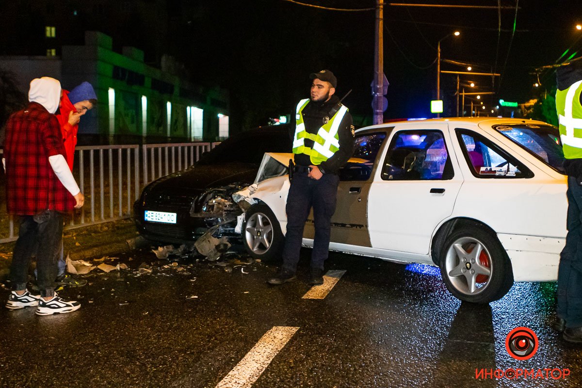 От удара Toyota отбросило к бордюру От удара Toyota отбросило к бордюру