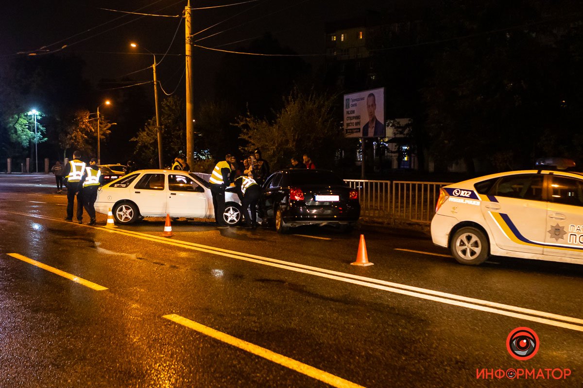 Заняты обе полосы движения в сторону улицы Терещенковской Заняты обе полосы движения в сторону улицы Терещенковской