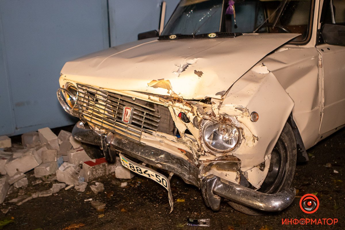 После того, как автомобиль въехал в ограждение в первый раз, его развернуло После того, как автомобиль въехал в ограждение в первый раз, его развернуло