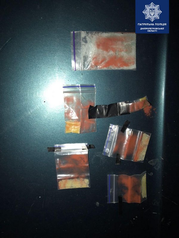 Подозрительные слип-пакеты находили под чехлами сидений в автомобилях