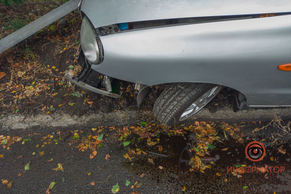 Автомобиль повис на насыпи грунта Автомобиль повис на насыпи грунта