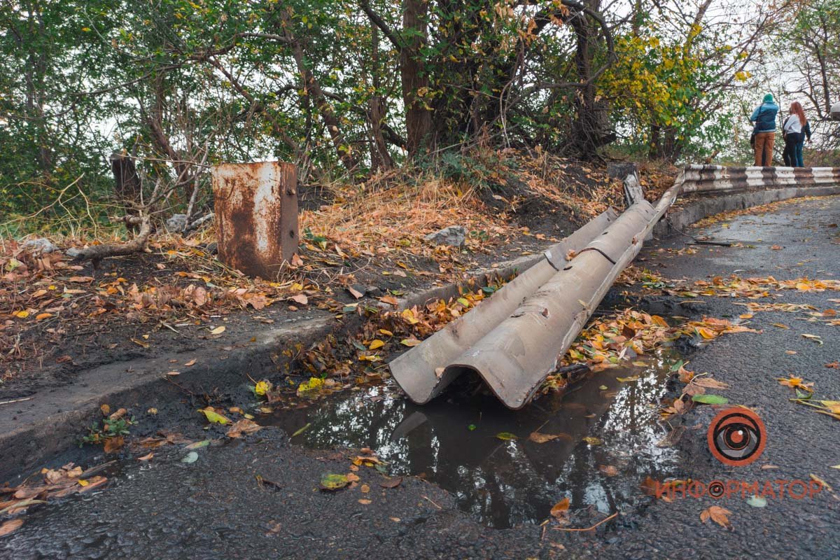 Автомобиль снес несколько секций ограждения Автомобиль снес несколько секций ограждения