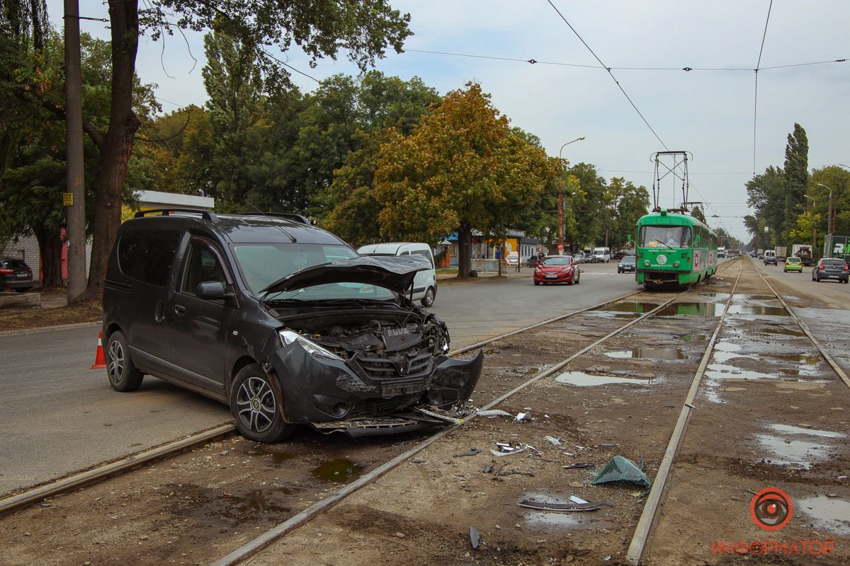 На проспекте Богдана Хмельницкого столкнулись Nissan и Renault