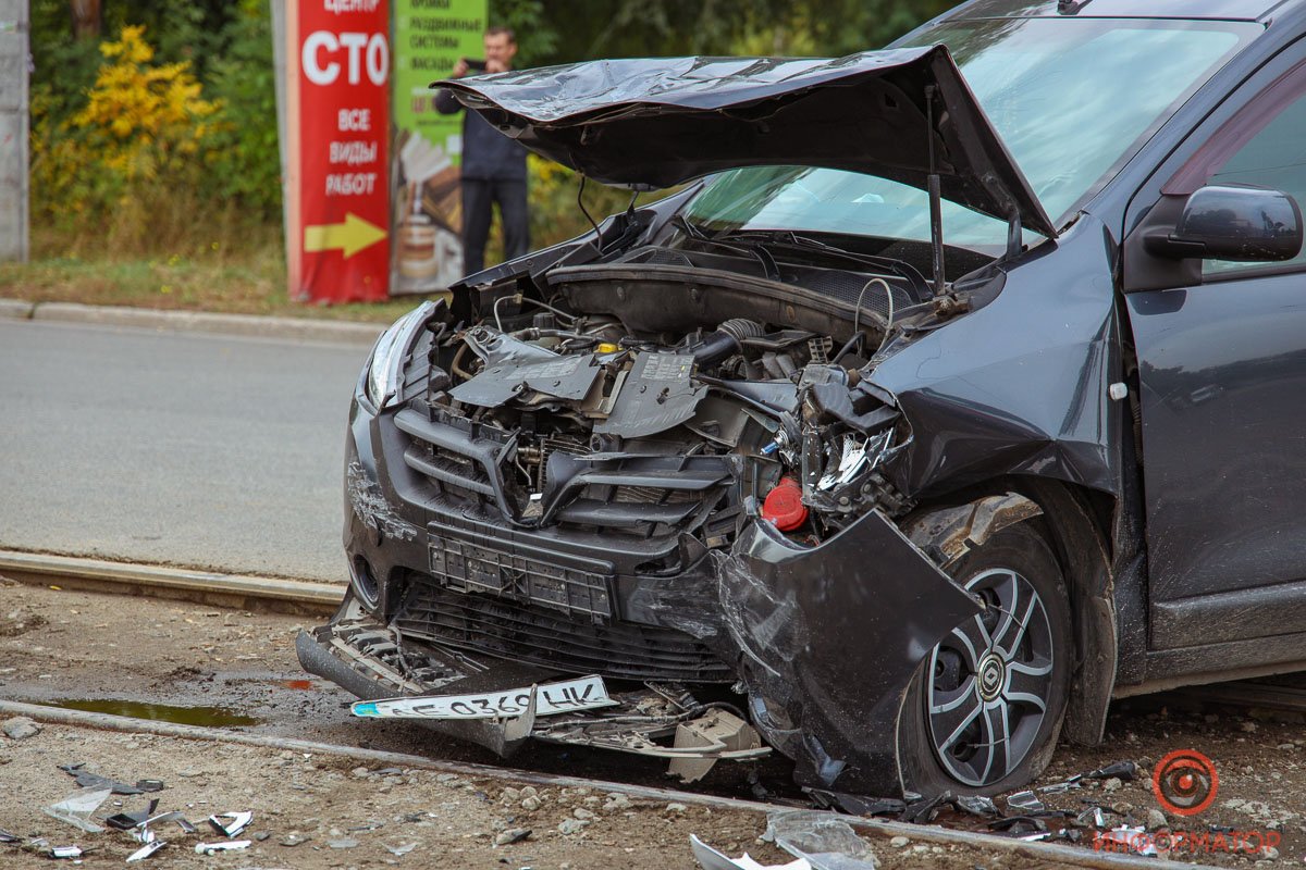 По предварительной информации, Nissan выезжал со второстепенной дороги на проспект