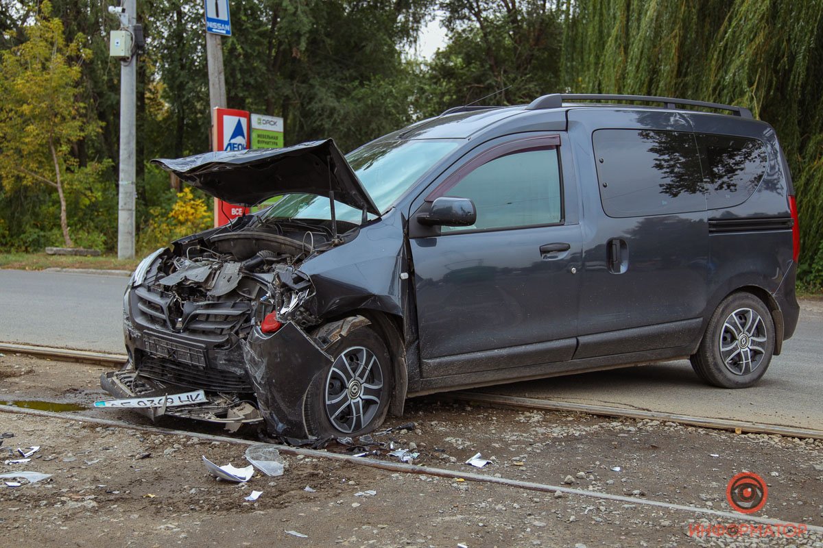 В результате столкновения Nissan перевернулся
