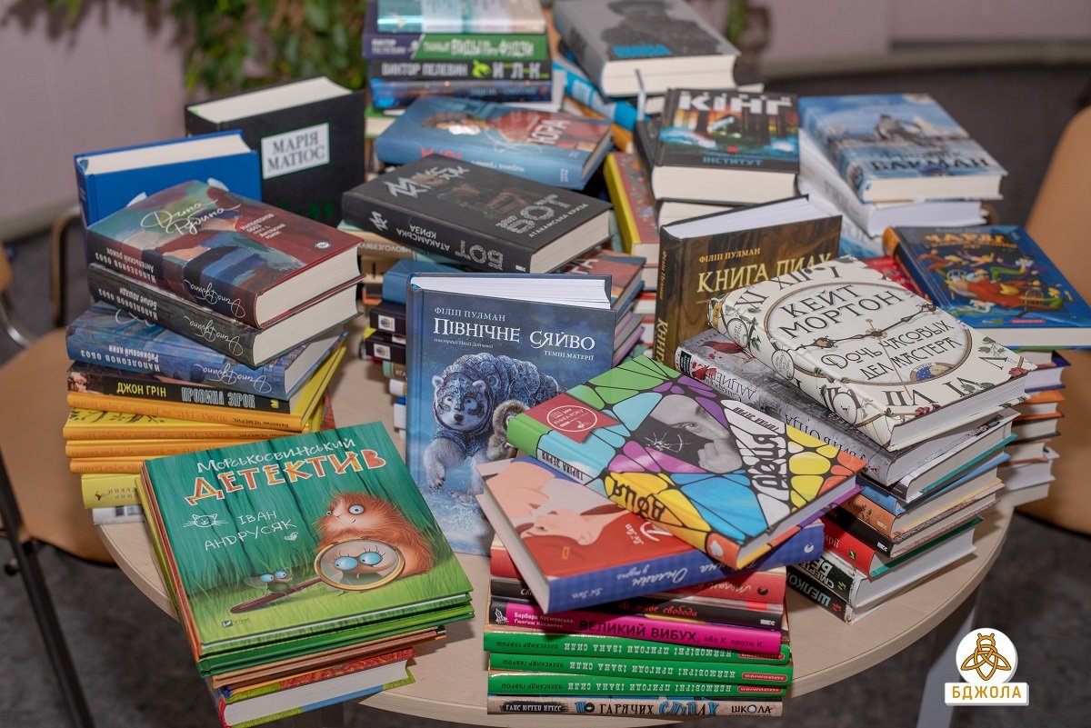 Активисты «Бджоли» поздравили библиотекарей с праздником 1