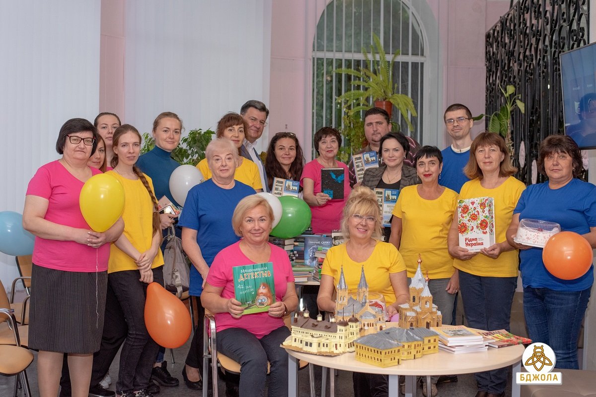 Активисты «Бджоли» поздравили библиотекарей с праздником 4