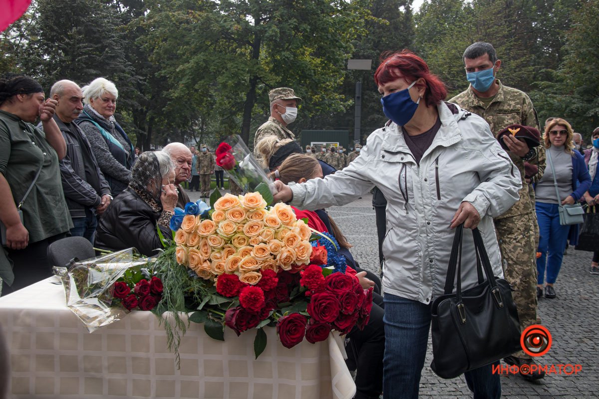 Люди возложили цветы Люди возложили цветы