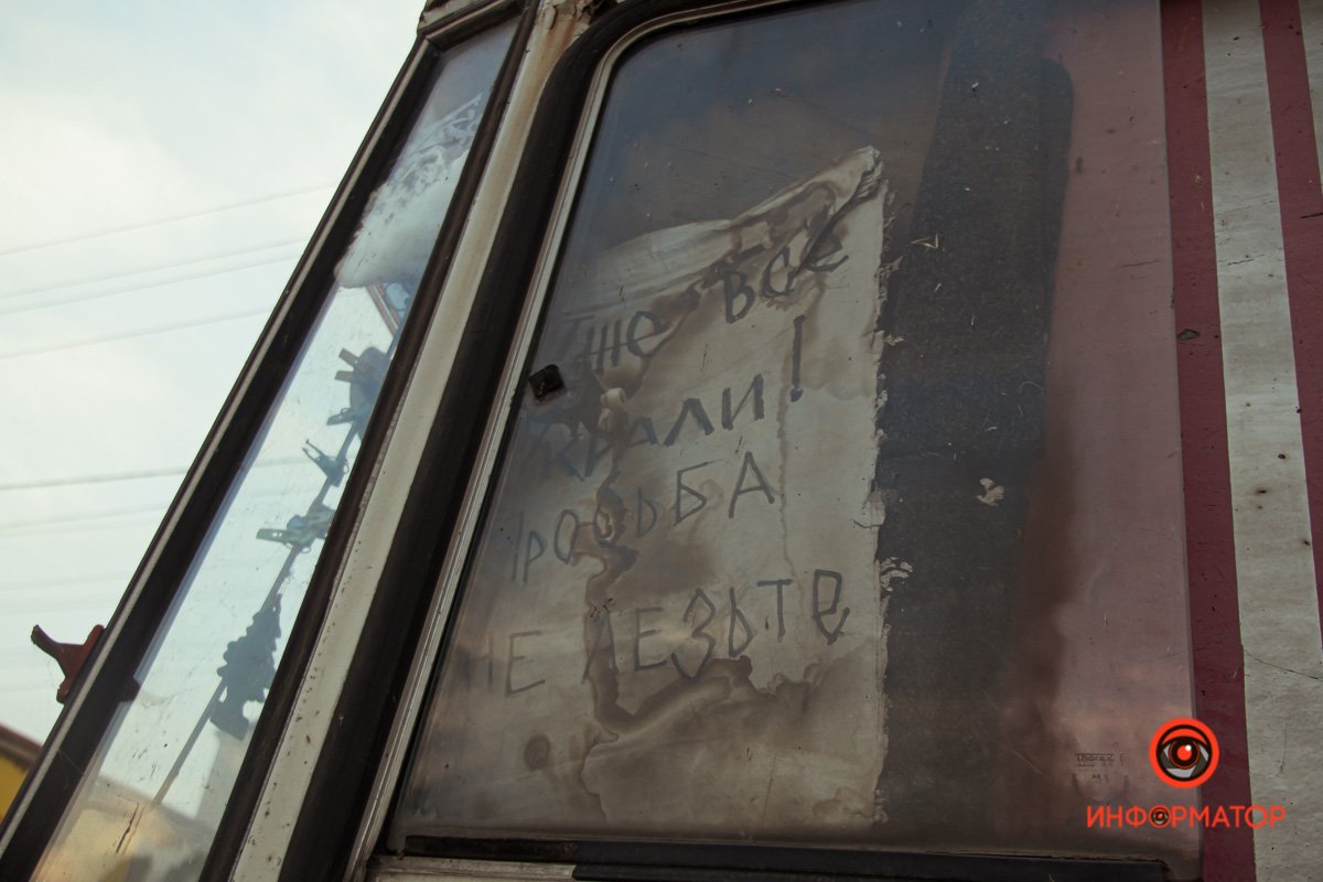 Солнце утонет в море, где-то там за домами.