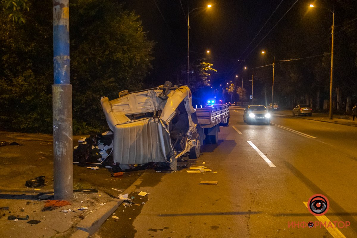 Водитель грузовика врезался в столб
