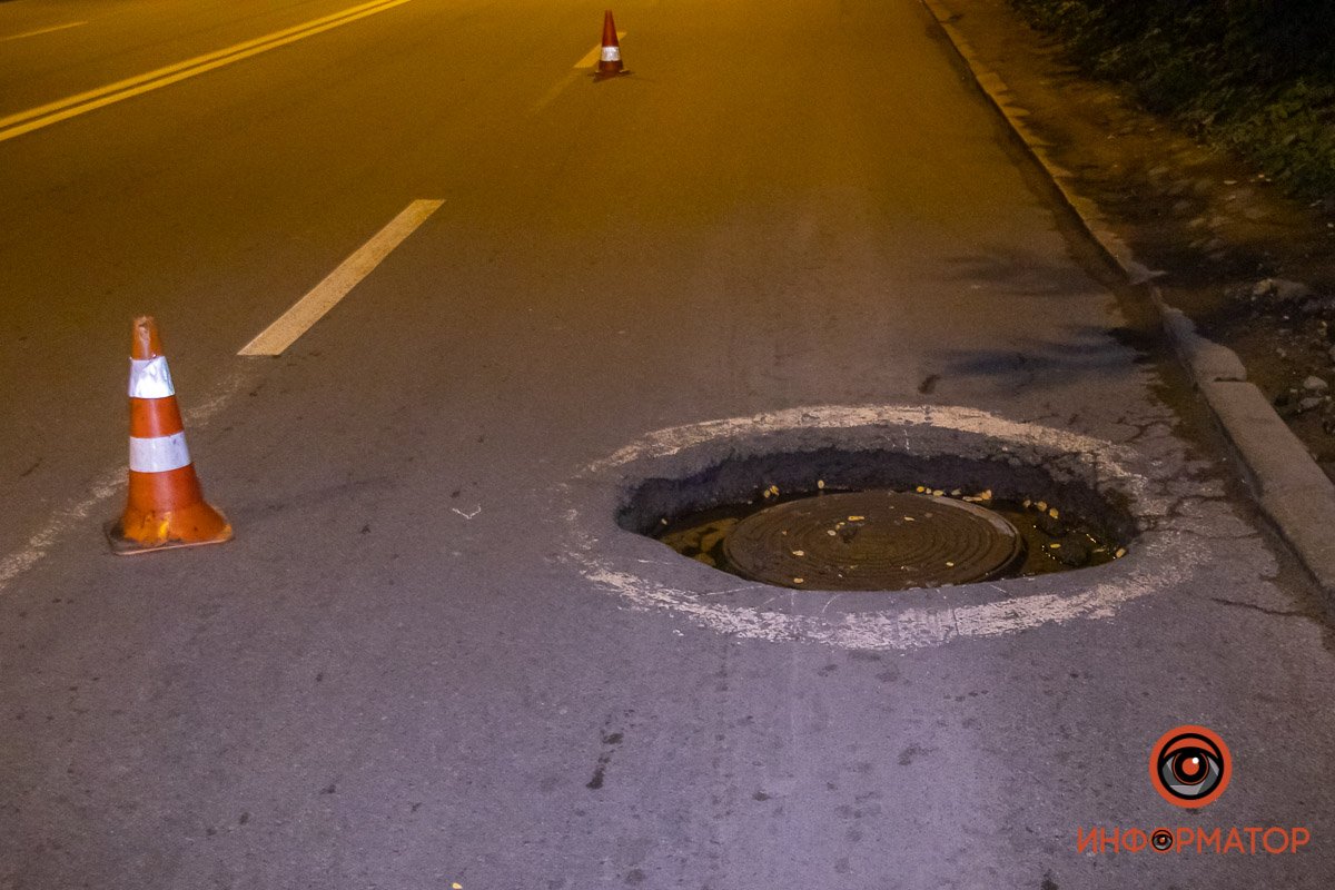 Возможно, что грузовик наехал на люк