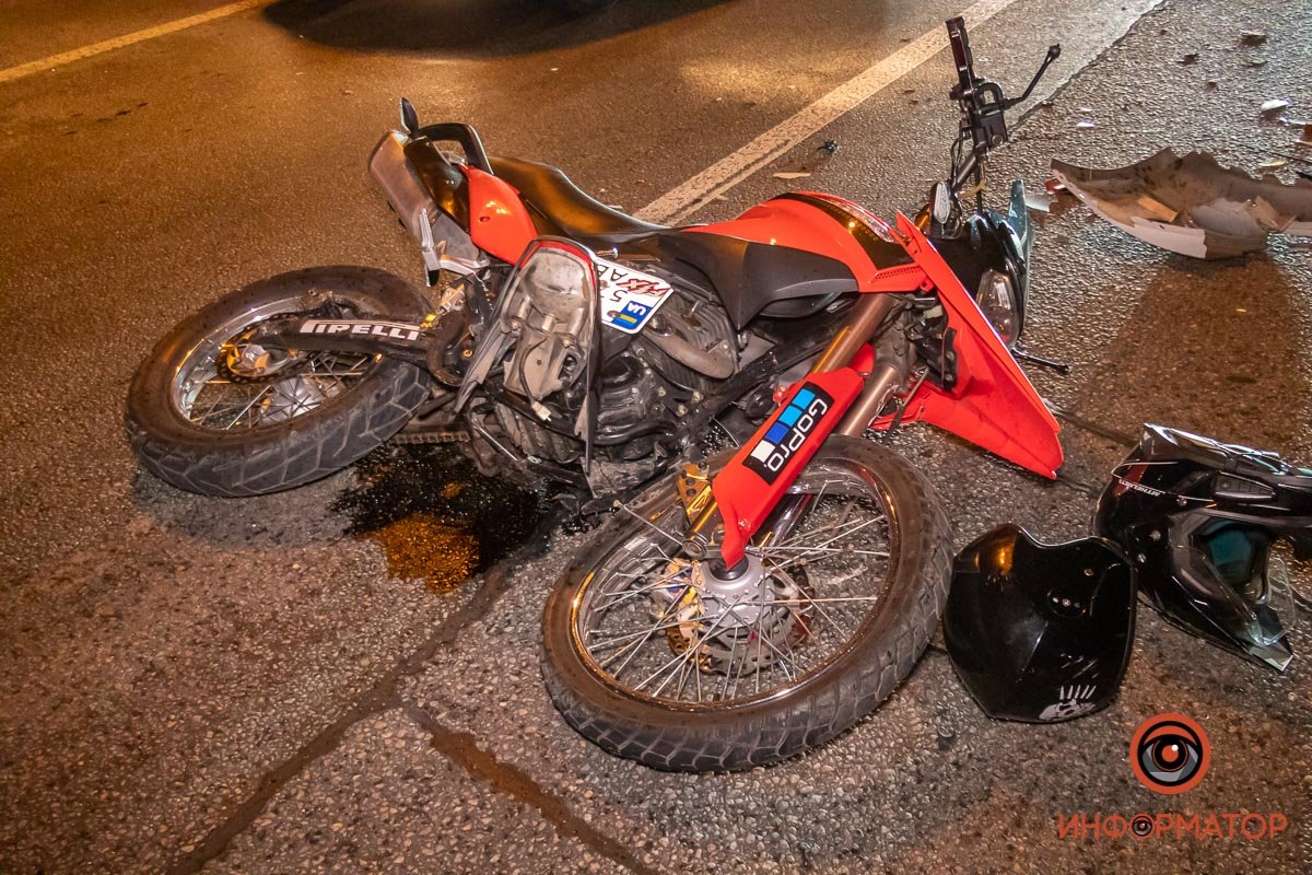 Предварительно, мотоциклист проехал на красный свет Предварительно, мотоциклист проехал на красный свет