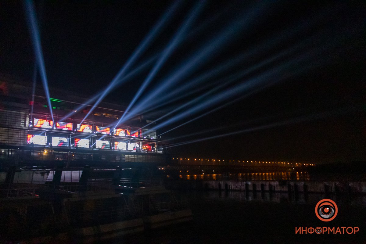 лучи прожекторов