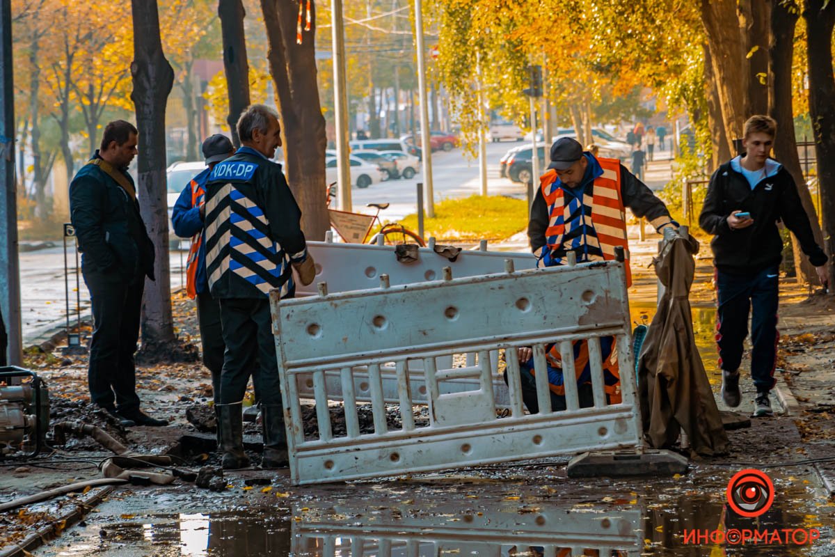 Вода на тротуаре