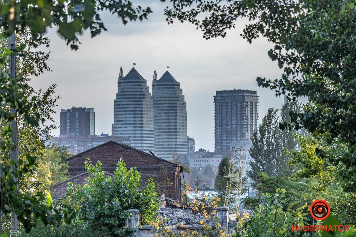 Виднеются пейзажи города Виднеются пейзажи города