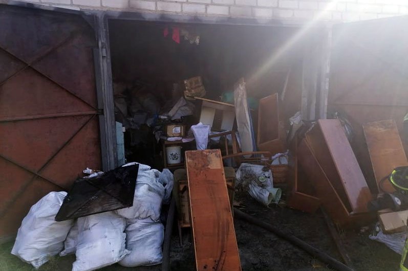 Огонь повредил старое домашнее имущество в гараже