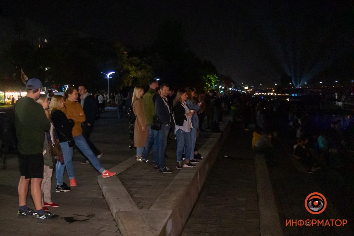 Собрались сотни людей Собрались сотни людей