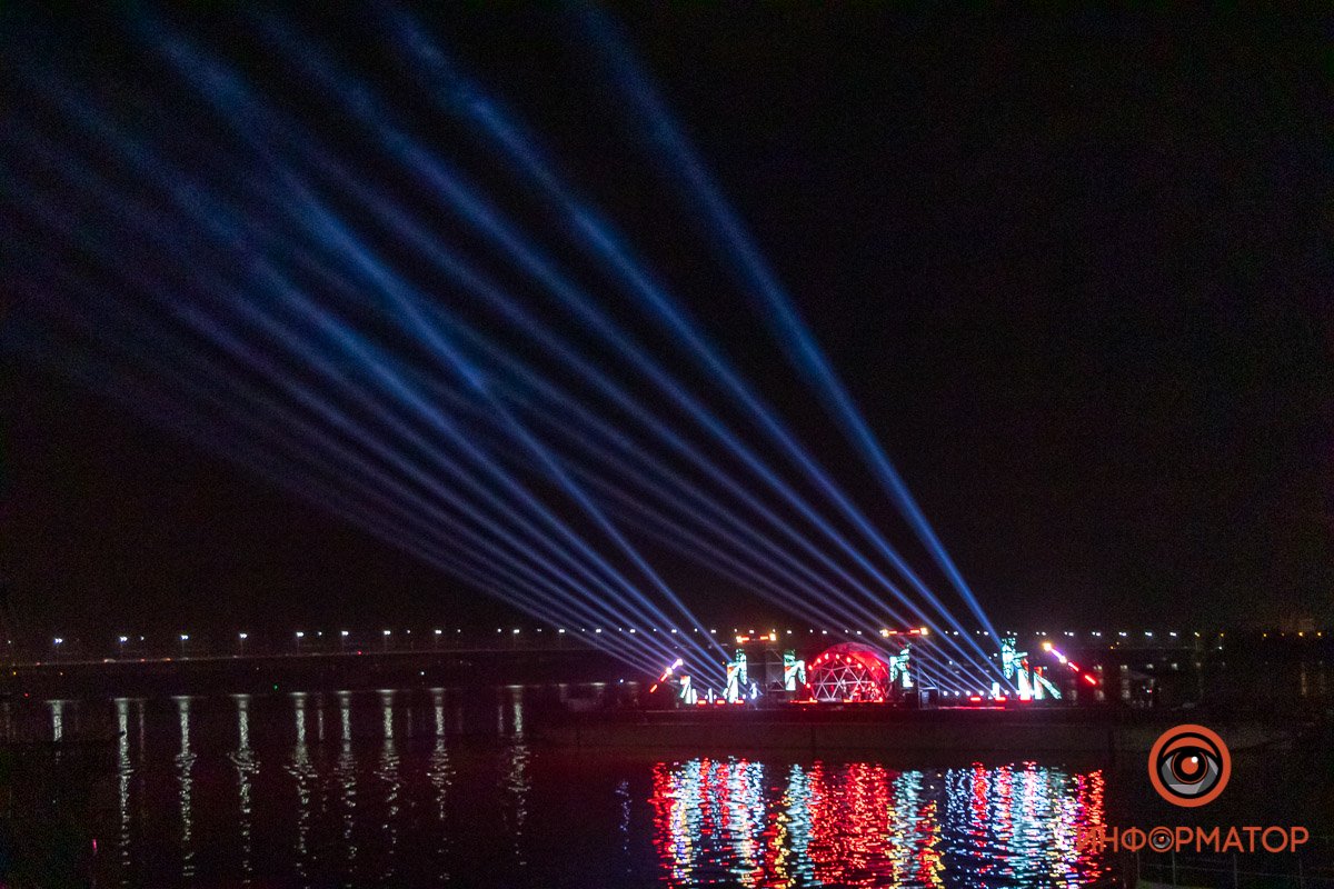 Небо осветили лучи прожекторов Небо осветили лучи прожекторов