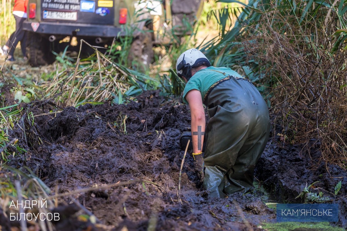 Экипажи боролись с грязью, отвесными спускам и другими препятствиями