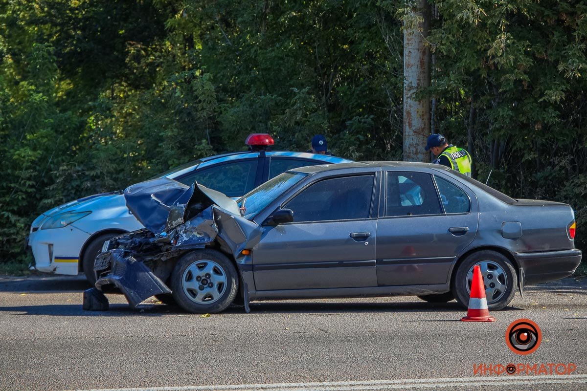 Предварительно, Nissan въехал в Renault, когда тот приостановился для поворота Предварительно, Nissan въехал в Renault, когда тот приостановился для поворота