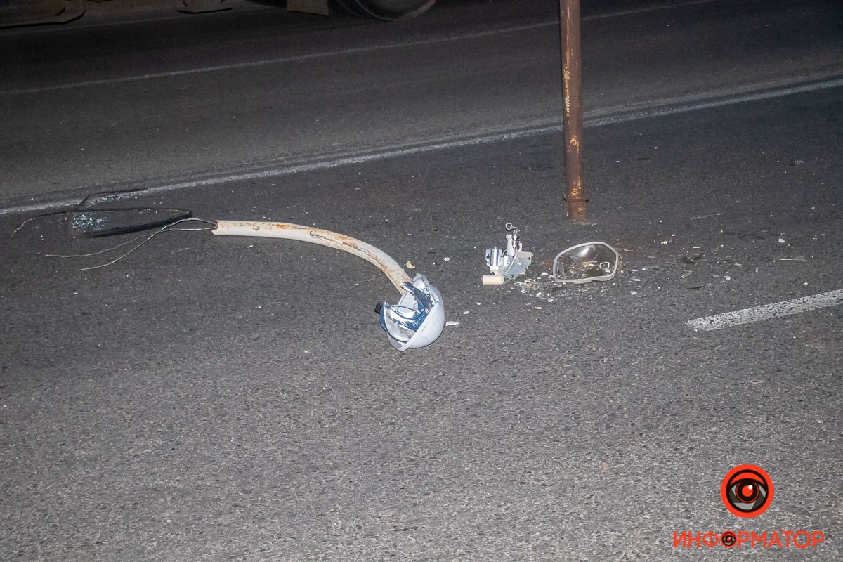 Электроопора упала на проезжую часть Электроопора упала на проезжую часть