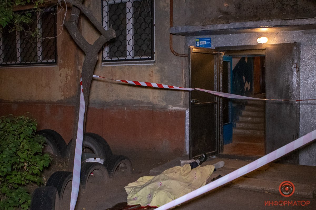 Родственники опознали умершего – это 77-летний мужчина, который жил на первом этаже дома