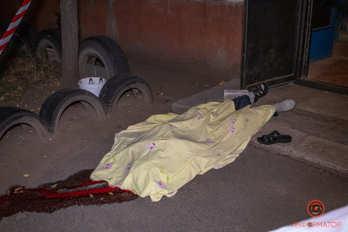 По словам внука умершего, у мужчины были слабые ноги и сердце, он часто падал