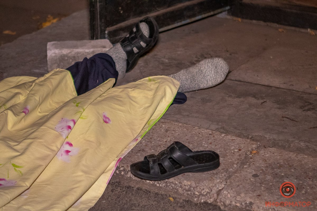 На место прибыла следственно-оперативная группа, ожидается приезд судмедэкспертов