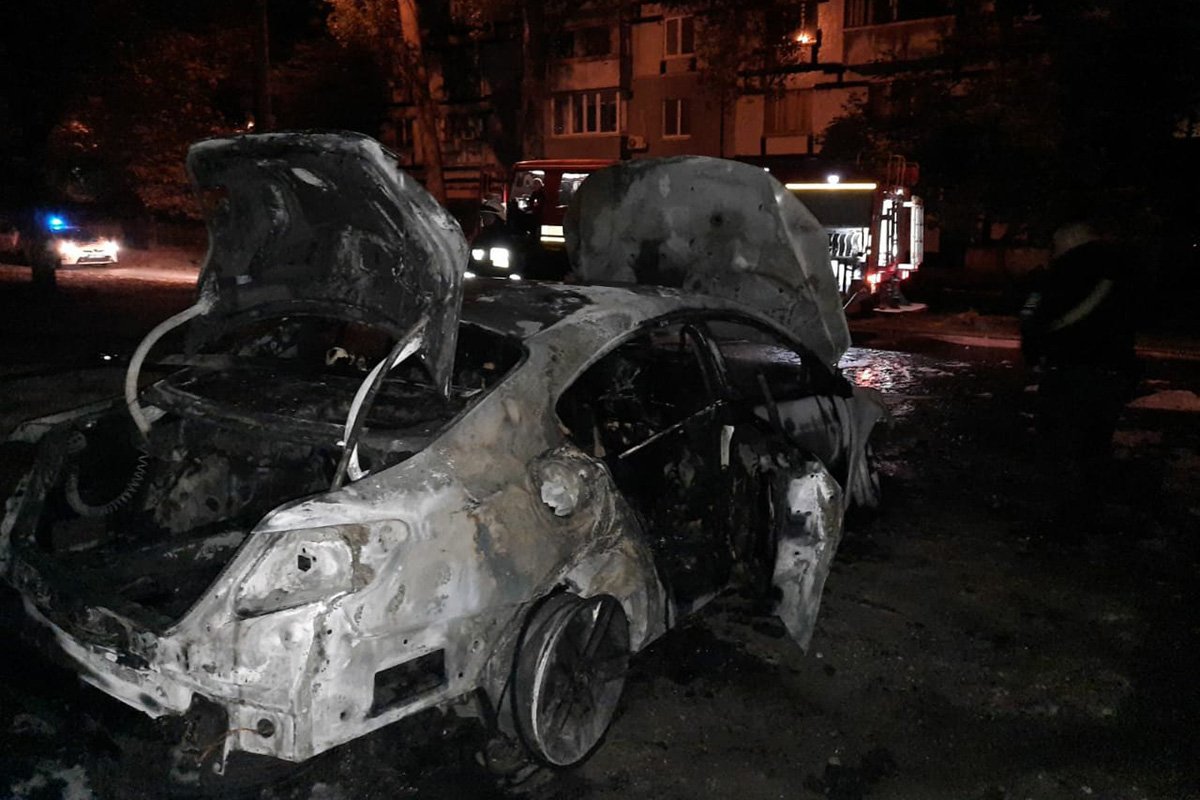 Пожар на жилмассиве Тополь-2. Загорелся автомобиль Volkswagen