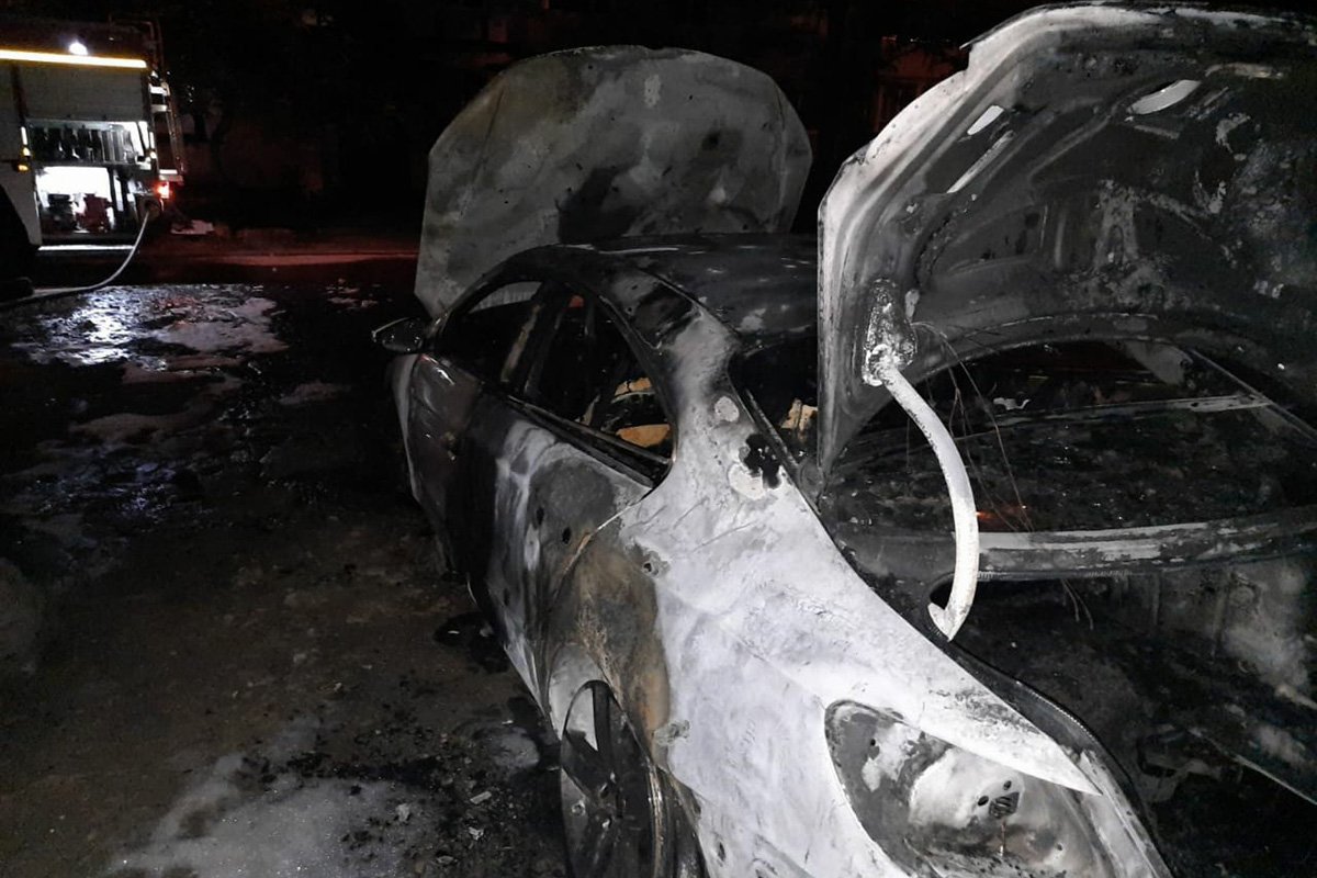 Огонь полностью уничтожил Volkswagen и повредил BMW