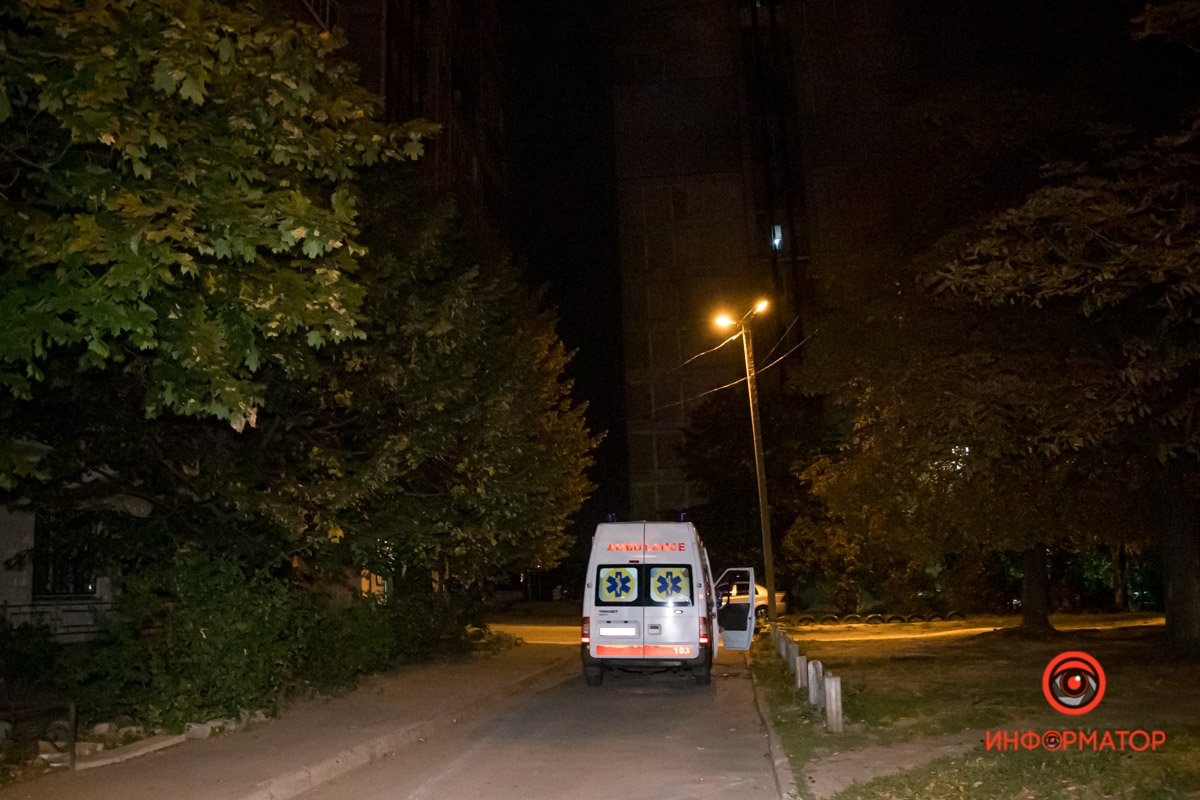 На место происшествия прибыла следственно-оперативная группа, бригада скорой помощи и судмедэксперты